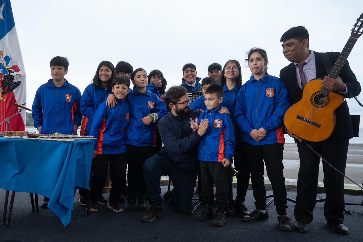 Hoy junto al ministro @Nico_Cataldo cerré la #GiraChiloé visitando dos escuelas que son un ejemplo de lo que queremos para Chile. En Quinchao implementamos el programa #MejorEscuela del <a href="/MinEnergia/">Ministerio de Energía</a> que busca llevar la eficiencia energética a los establecimientos para que niñas y