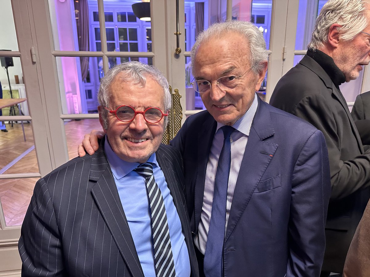 ⁦@CDF_Commercants⁩ Mardi soir se sont déroulés la cérémonie des vœux de la CMA France. Nous étions nombreux pour écouter le brillant discours du président J Fourny. Des personnalités étaient présentes, le sénateur jean Baptiste Lemoyne, Jean Arthuy ancien ministre.