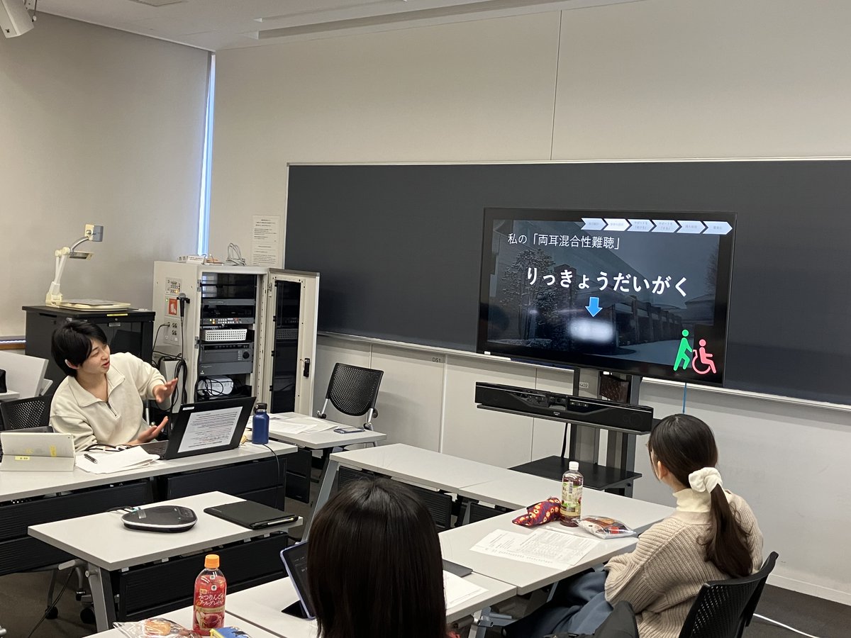 rikkyo_SGS's tweet photo. 【新座　振り返りミーティング】
秋学期の振り返りMTGを開催しました。
通常の振り返りの他に、当事者の学生から「支援について」のお話や、網膜投影カメラの紹介など、盛り沢山でした。
3月には多くの学生が卒業していきます。
支援室の活動を通して感じ得たことを活かしてもらえると嬉しいです。 https://t.co/vAgsvvnzBH