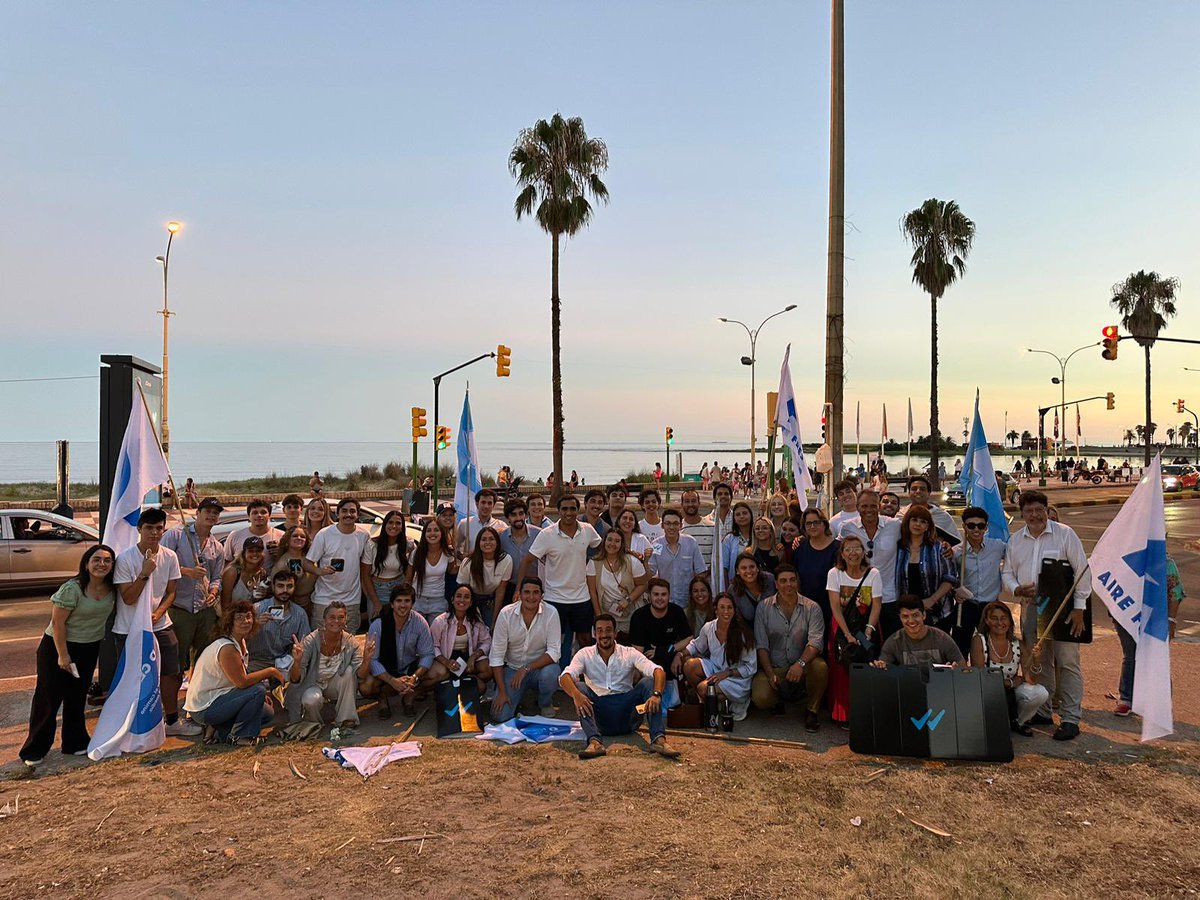 JuanAbdala02's tweet photo. Esta tarde salimos a militar con la barra de la @juvdcentrouy, junto a @jovenes404 y @Jovenes40.

Con la convicción de que lo que este país necesita es un nuevo gobierno del @PNACIONAL encabezado por @AlvaroDelgadoUy.

#UruguayParaAdelante https://t.co/RCv4Xfkdc6