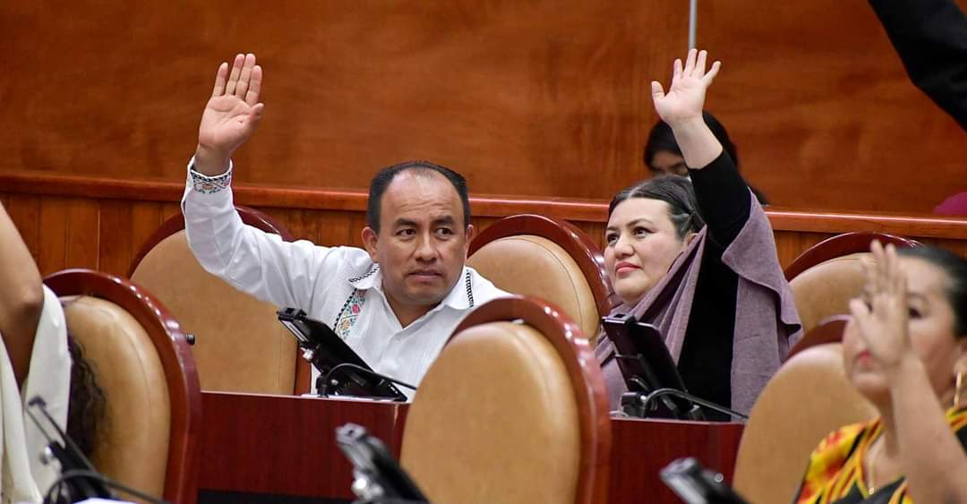 SergioLopez_S's tweet photo. Hoy en el H. Congreso del Estado de Oaxaca, autorizamos al Gobierno de Oaxaca la reestructuración y/o refinanciamiento de la deuda pública, con el objetivo de mantener las finanzas sanas.

Con esto, el Gobierno del Estado que encabeza el Ing. Salomón Jara Cruz (@salomonj) podrá tener los mecanismos necesarios para evitar que la deuda pública siga creciendo.

#LXVLegislatura