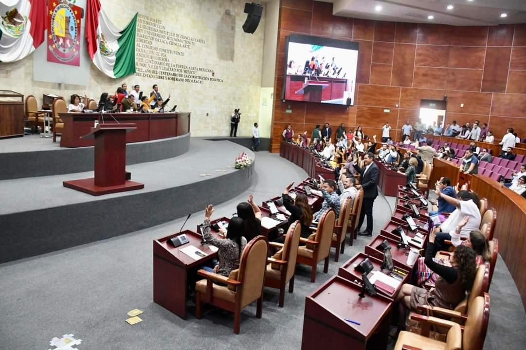 SergioLopez_S's tweet photo. Hoy en el H. Congreso del Estado de Oaxaca, autorizamos al Gobierno de Oaxaca la reestructuración y/o refinanciamiento de la deuda pública, con el objetivo de mantener las finanzas sanas.

Con esto, el Gobierno del Estado que encabeza el Ing. Salomón Jara Cruz (@salomonj) podrá tener los mecanismos necesarios para evitar que la deuda pública siga creciendo.

#LXVLegislatura