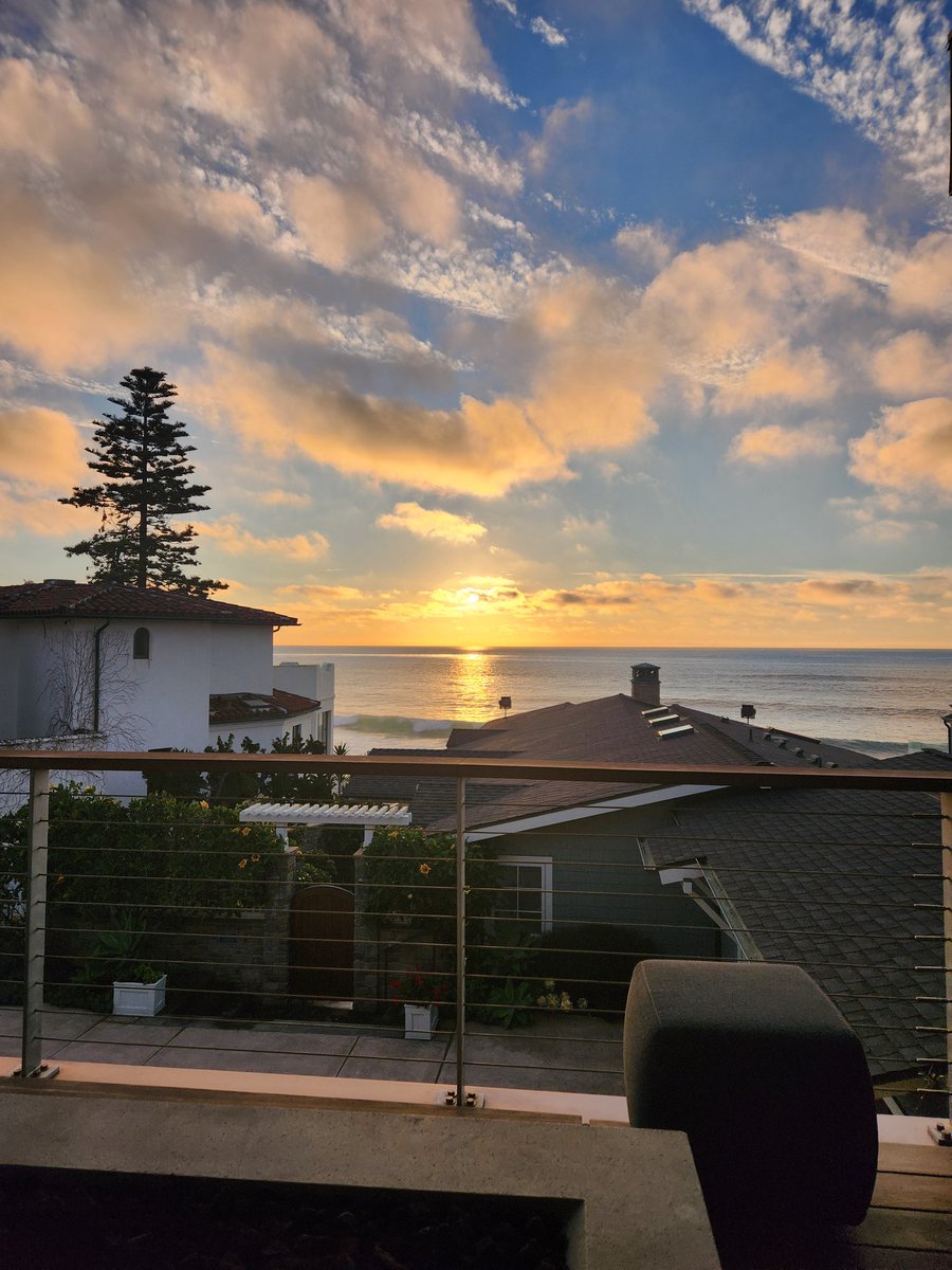 radlady's tweet photo. Tonight's sunset before tomorrow's rain! #sunsetwatch #lajolla https://t.co/iszqNObqDk