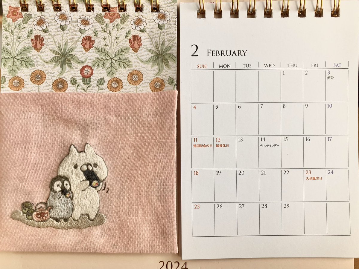 kasamaki_emb's tweet photo. ねこぺん日和　刺繍カレンダー

今年の恵方は東北東だそうです
東北東にねこくんとぺんちゃんを飾っときます https://t.co/AgWYZdIiDA
