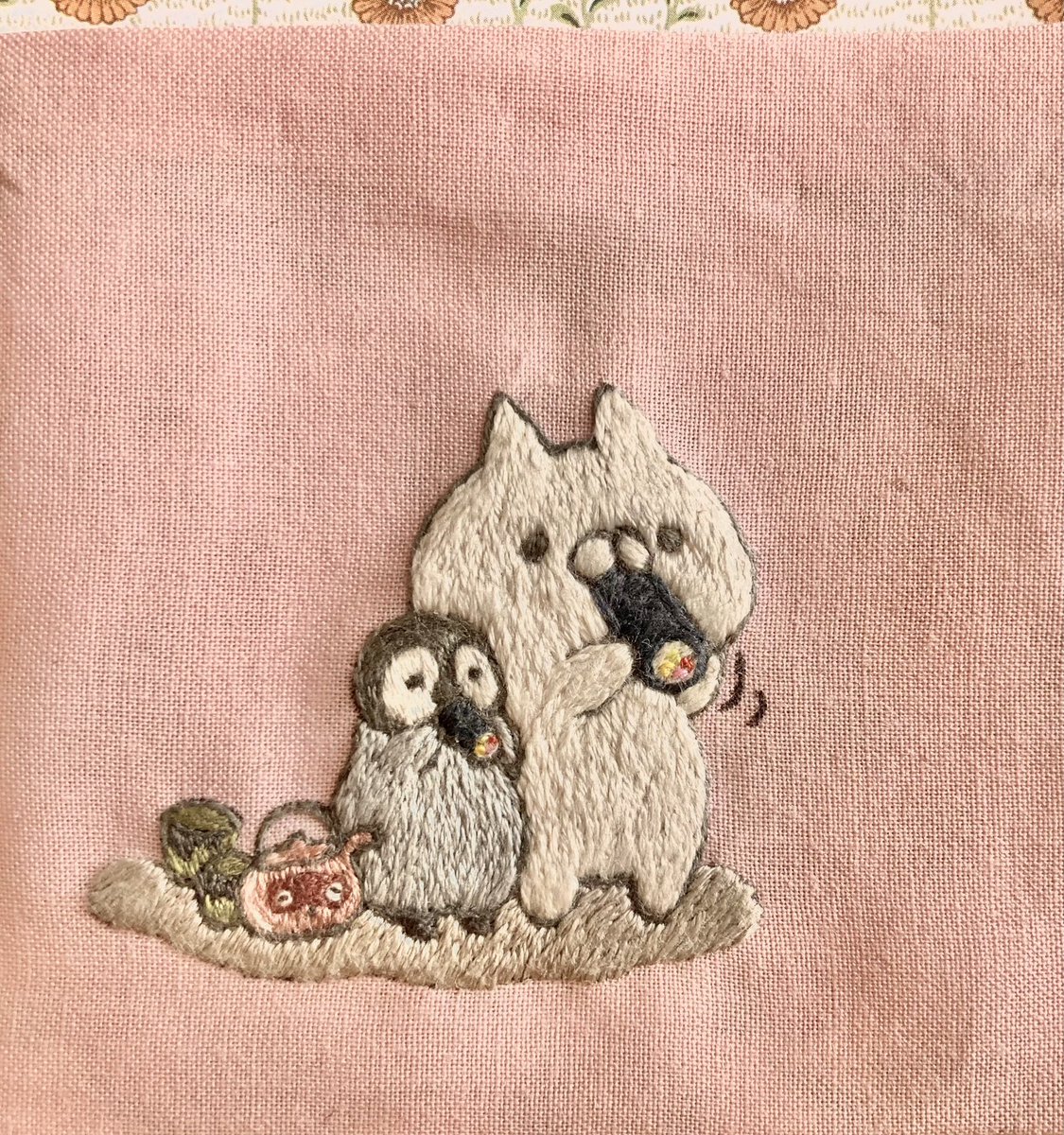 kasamaki_emb's tweet photo. ねこぺん日和　刺繍カレンダー

今年の恵方は東北東だそうです
東北東にねこくんとぺんちゃんを飾っときます https://t.co/AgWYZdIiDA