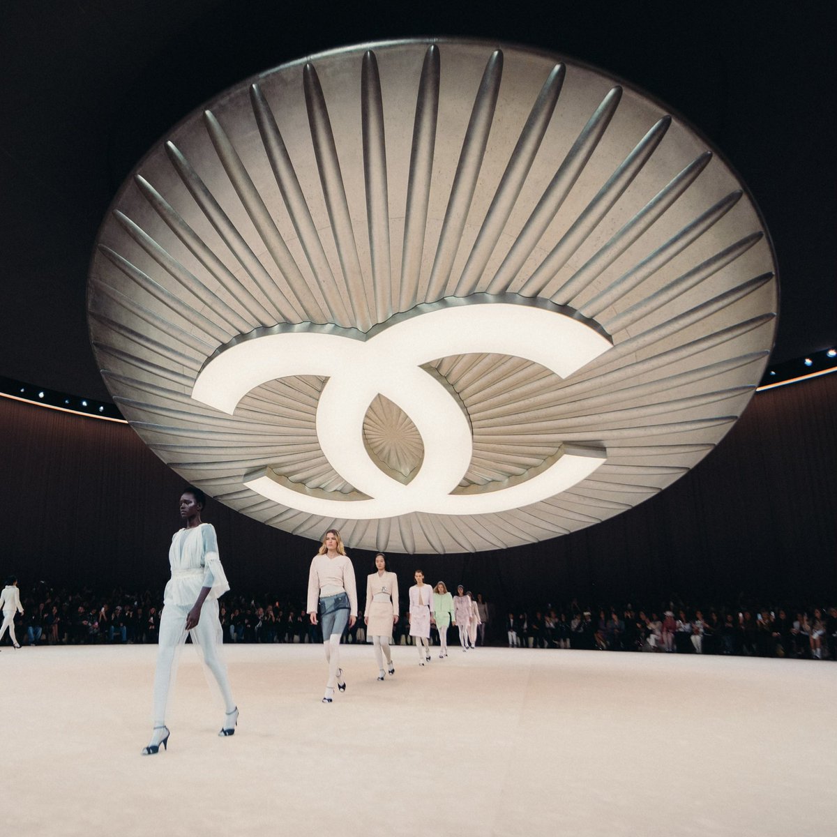 pgLang's tweet image. CHANEL Spring-Summer 2024 Haute Couture Show “The Button”
Set design by Dave Free, @kendricklamar & @mikecarson. Serviced by @pglang
Scored by @pglang
Thank you to Virginie Viard and the entire CHANEL team involved.