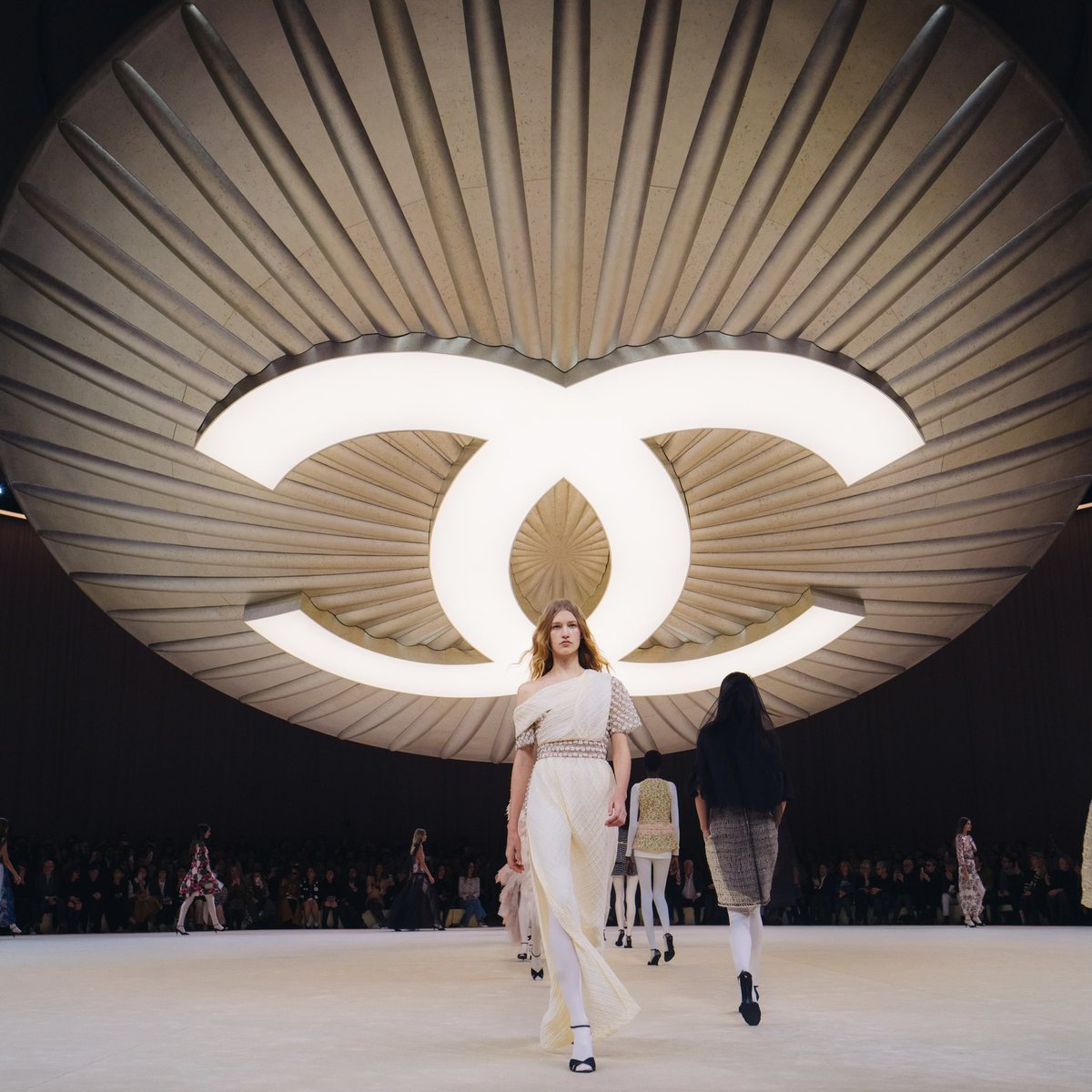pgLang's tweet image. CHANEL Spring-Summer 2024 Haute Couture Show “The Button”
Set design by Dave Free, @kendricklamar & @mikecarson. Serviced by @pglang
Scored by @pglang
Thank you to Virginie Viard and the entire CHANEL team involved.