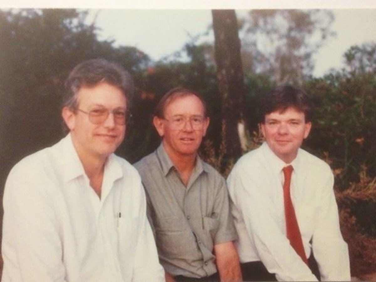 It's with sadness that we recognise the recent passing of AWMS ‘founding father’ & 2nd president, Peter O’Brien. He made enormous contributions to AWMS over many years. Peter is shown below (right) with other former AWMS presidents, Jim Hone (left) & Graeme Caughley (middle). RIP