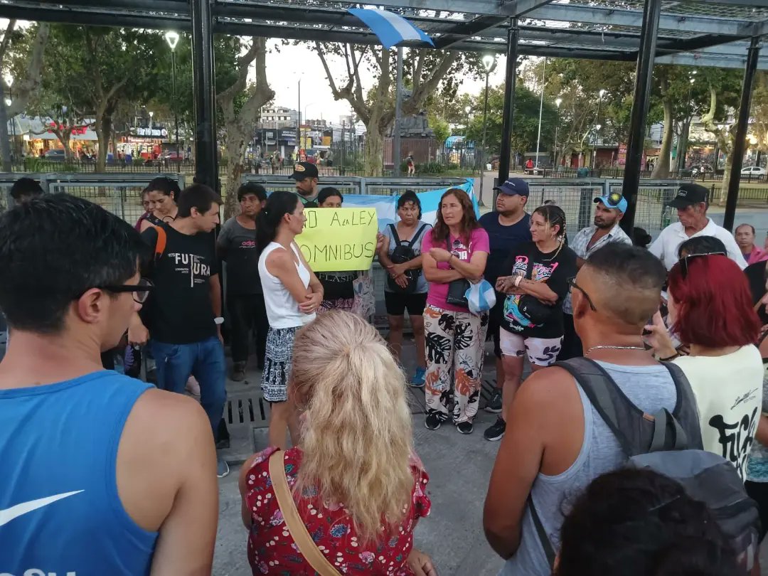 MorenoLibres's tweet photo. 📢 RUIDAZO EN CONTRA DE LA LEY OMNIBUS 

✊️ No lo decimos nosotros, lo dicen ellos. Los vecinos de Moreno nos hicimos oir en una asamblea y ruidazo en la Plaza San Martín, ante el debate del proyecto de Ley Omnibus anticonstitucional. 

#NoAlDNUyLeyOmnibus #LeyÓmnibus https://t.co/fStzmYFLwh