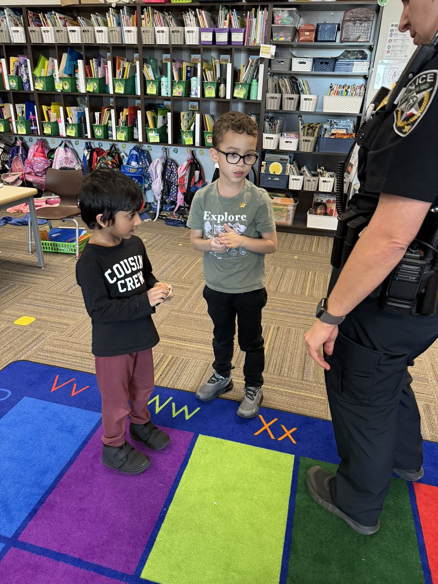 Officer McDonald <a href="/ProsperPD/">Prosper Police Dept</a> having students choose others who have shown empathy. “I was sad this morning and this friend gave me a hug and made me feel better”. SEL matters! <a href="/Boyer_Elem_PISD/">Boyer Elementary</a> #teamboyer