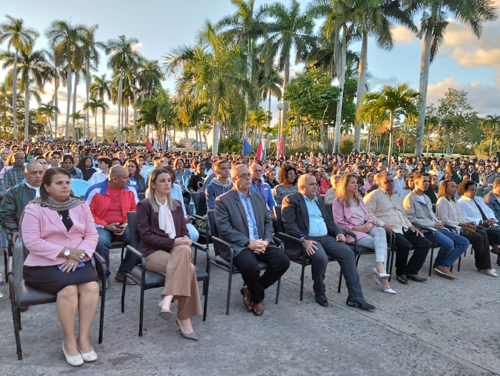 torres_iribar's tweet photo. Asistimos al acto por el aniversario 50 de #LaLenin integró la presidencia el cro @JLBrocheLorenzo miembro del Secretariado del CC @PartidoPCC , la ministra de @CubaMined @btan0987 , la primera secretaria de la @UJCdeCuba @AylinAlvarezG y la @YanetHzP , gobernadora @gobhabana https://t.co/L1v1gEGd1E