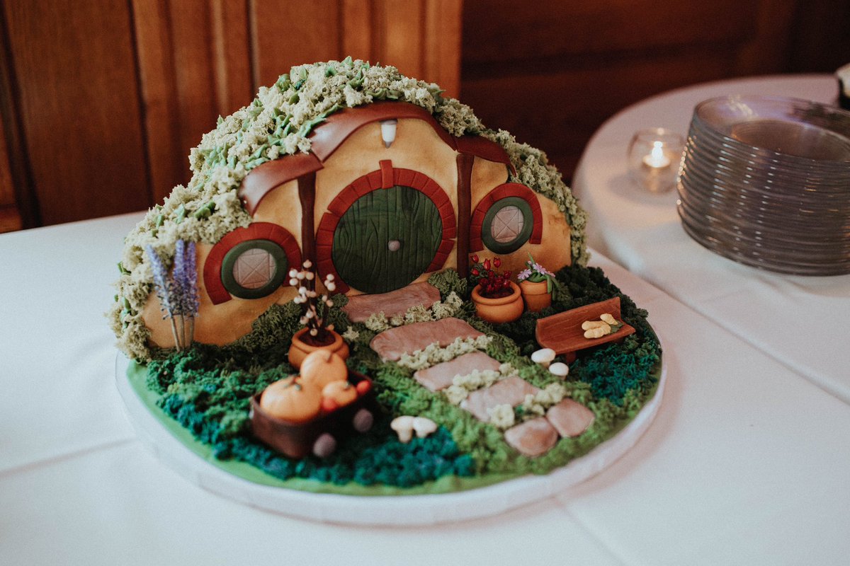 TScoonie's tweet photo. @elijahwood bag end cake https://t.co/CfRJLegUQ2