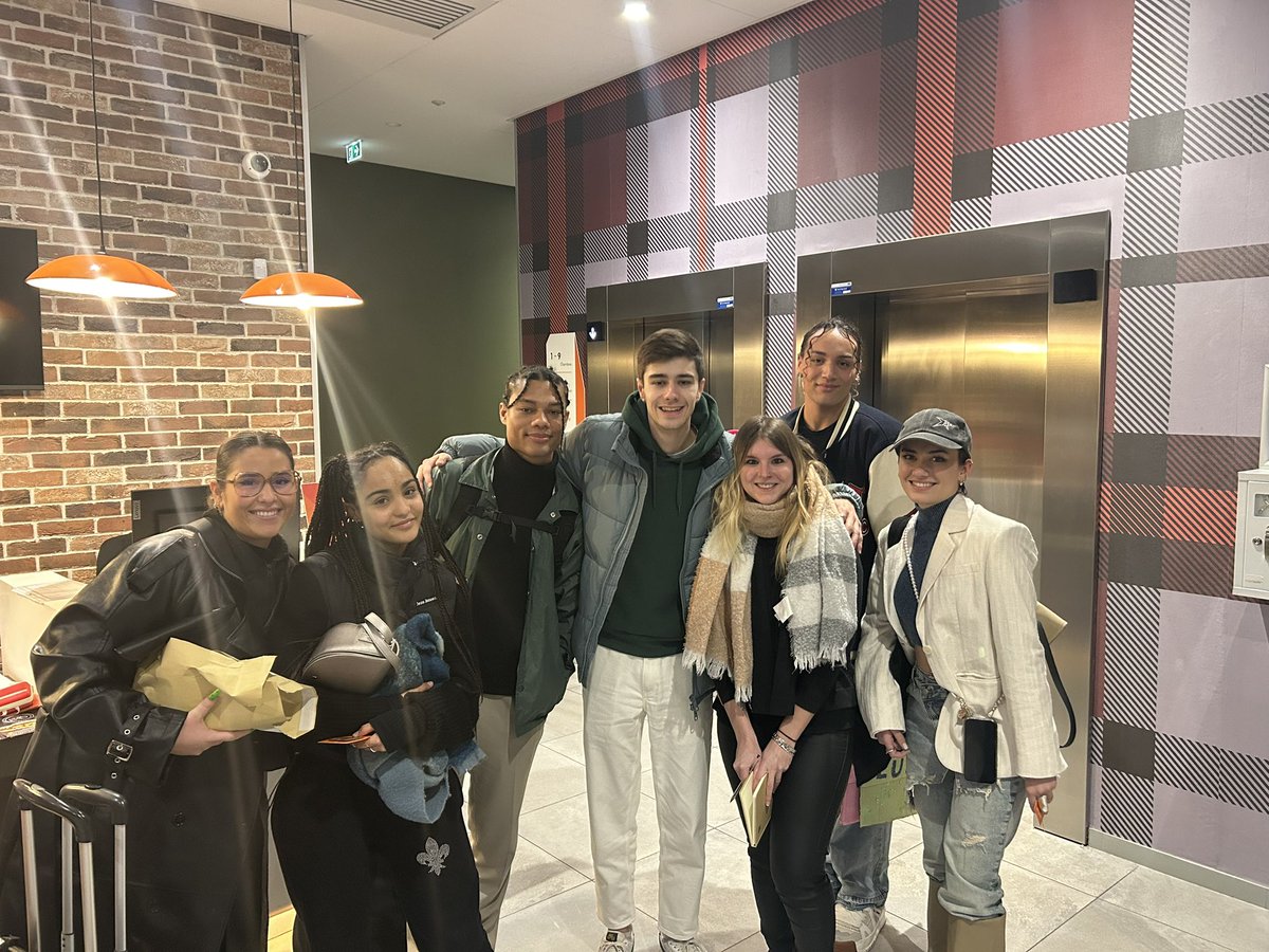 Venir à Paris pour le travail, et se retrouver dans le même hôtel que la star academy.. c’était juste impensable pour moi ! Merci à vous tous pour votre gentillesse ! ❤️ #Staracademy #staracademy11