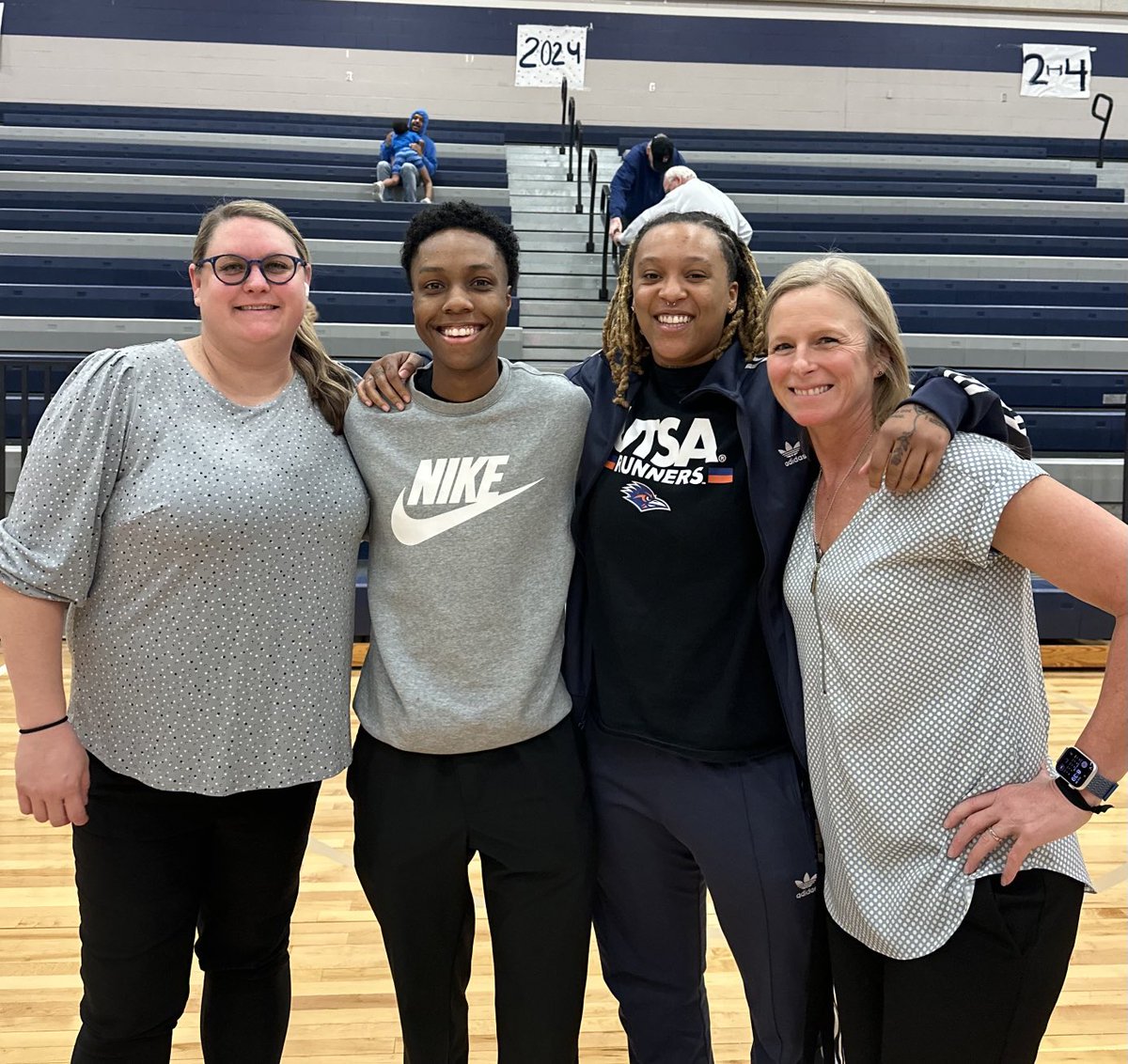 PHSbball_girls's tweet photo. Got to see some of our favs last night! Love them so much! #stateteam #pfamily @PfISDAthletics https://t.co/G7Akxd7NCL