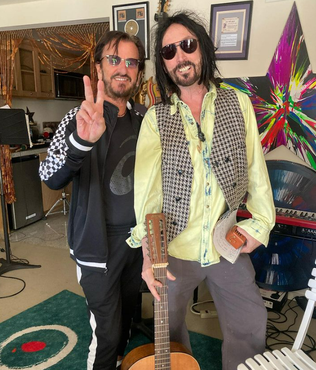 rocknrollgarag1's tweet photo. Happy 74 birthday to the amazing guitarist Mike Campbell (Tom Petty and more)! https://t.co/d3plIXuWjA