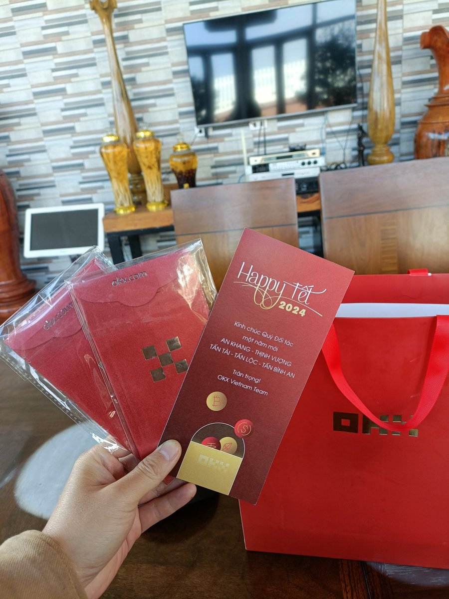 coinexpressvn's tweet photo. #OKX thực sự rất chu đáo. Cảm ơn món quà Tết ấm áp từ @OKX @okx_vietnam @sophie_OKX https://t.co/gIi4TRc86t