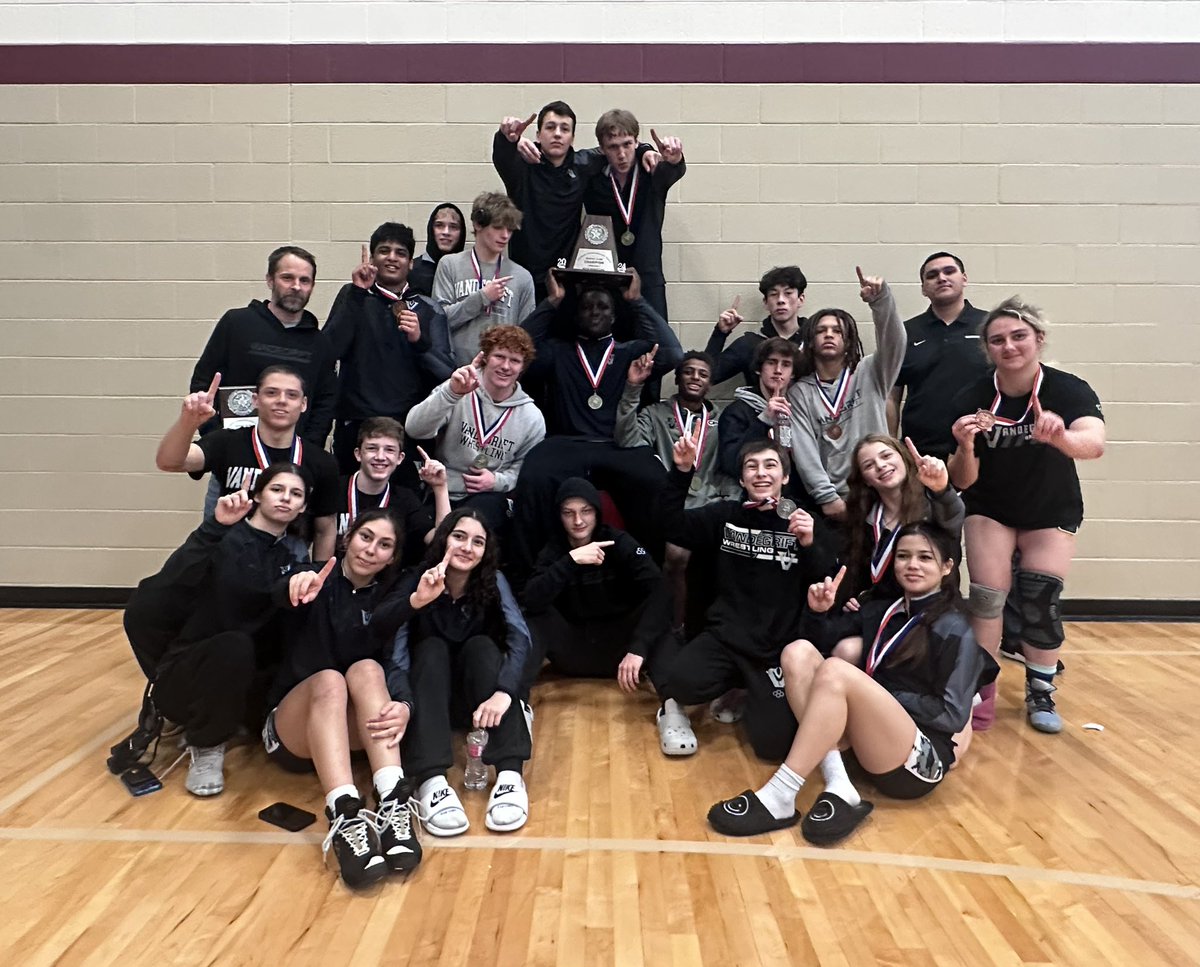 vandywrestling's tweet photo. District Champs!
8th of the past 9 yrs
🥇Rilee Harrison, Charlie Trujillo, Derek Ruffin, Gabe Eckert, Rowley Rebtoy, Adam Scott, Jacob Henry
🥈Garrett Runhaar, Bryce Hampton, Baelen Schultz, Cate Norden
🥉Jacob Woehr, Brandon Runhaar, Jackson Guthrie, Rohan Muppalla
#vipertough https://t.co/PJh8AKKk4X