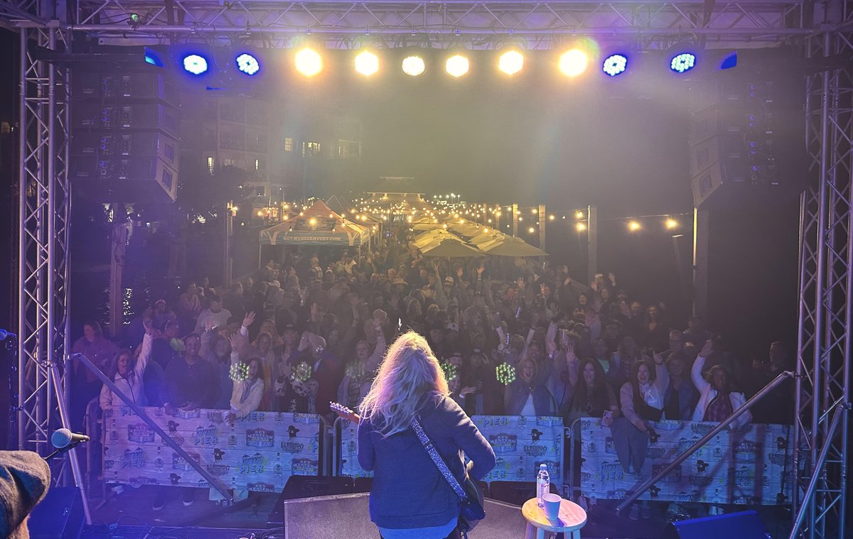 It was a @keywesternfest kick off, thank you!! 🥰🙏 #deanacarter #90scountry #countrymusic #didishavemylegsforthis #strawberrywine #womenincountry