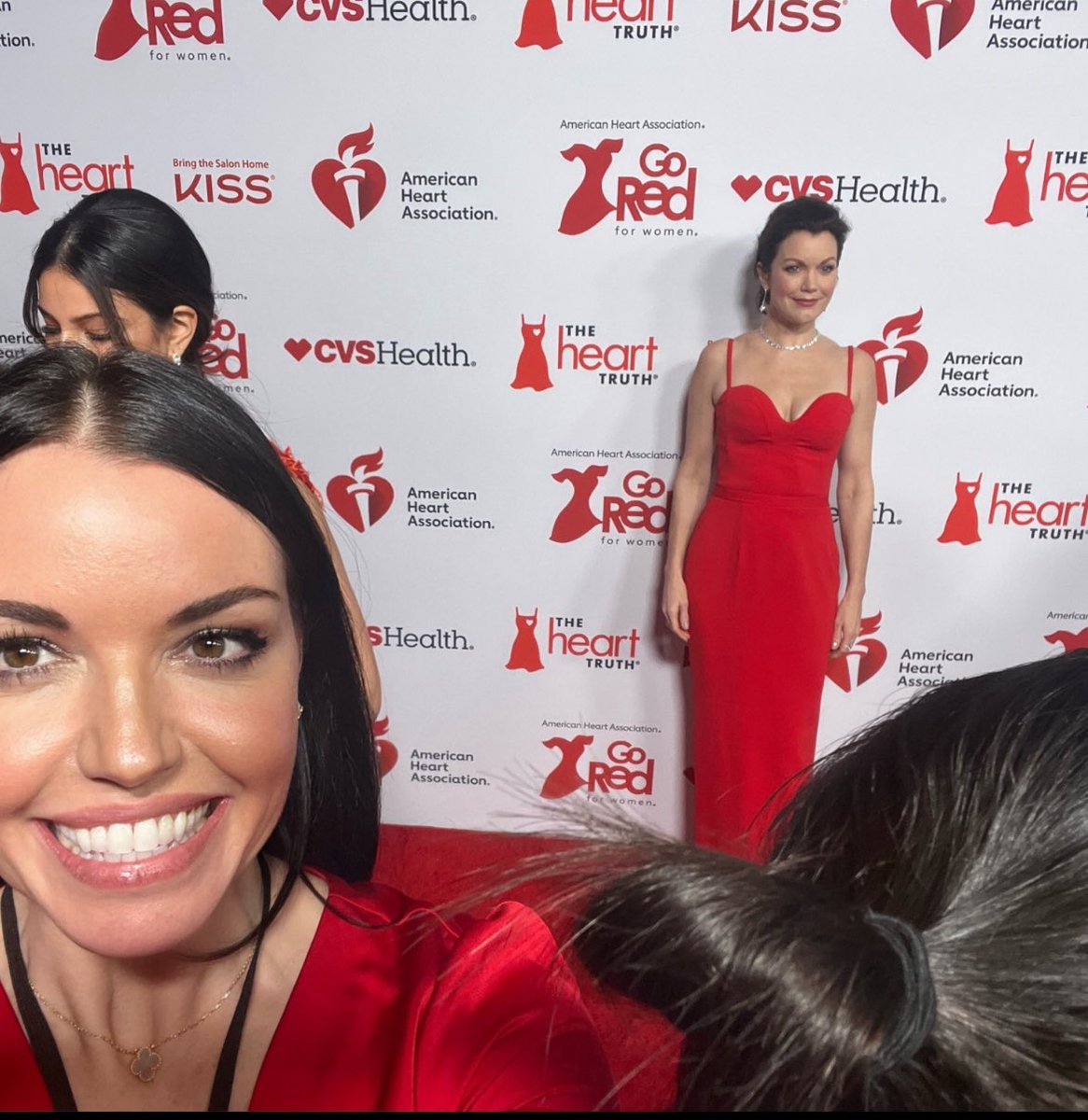 conlin_lauren's tweet photo. Working the red carpet tonight 💥Someone told me that @BellamyYoung &amp; I kind of look alike!!!! I will take it, even if we don’t 😂😻@POPStyletweets #madisonmarsh @HeatherDubrow @MickeyGuyton https://t.co/Aq1oJFZO3c