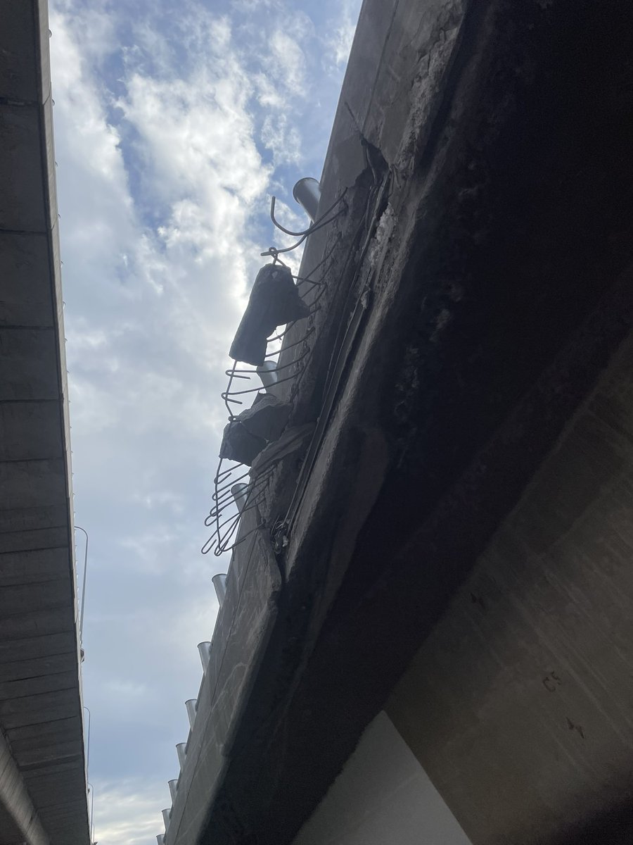azucenau's tweet photo. #Preocupante | Se cae parte de la estructura del segundo piso a carriles de Viaducto Tlalpan, a la altura del monumento al Caminero, alcaldía Tlalpan. 

vía @TlalpanVecinos https://t.co/Eic5WKU2HS