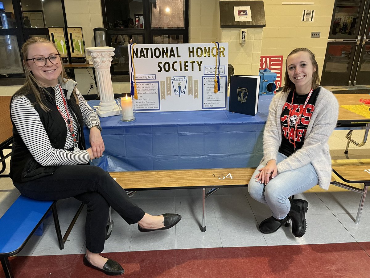 Nice Community Night event tonight at CHS for our incoming grade 9 students. Thanks to all our dedicated teachers and students who came out to share information about courses and clubs! #oakerpride <a href="/CoventryOakers/">Coventry High School</a> <a href="/coventryschools/">Coventry Schools RI</a> <a href="/OakerELA/">Oaker ELA</a> <a href="/CHSTheEntry/">CHS The Entry</a>