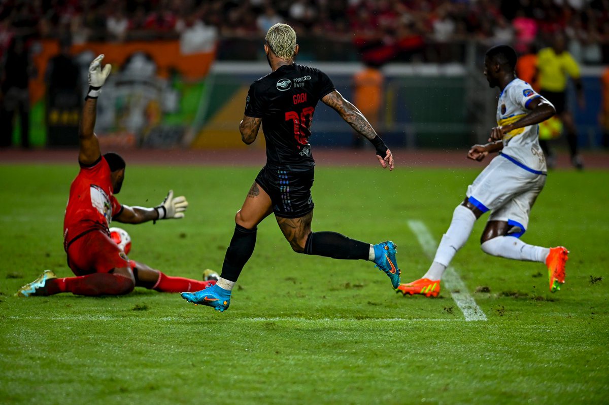Flamengo's tweet photo. O facão. A finalização. O primeiro dele no ano.

GABI. FLAMENGO. ❤🖤🔟

📸  Marcelo Cortes / CRF

#SCOxFLA #VamosFlamengo https://t.co/pbhw8IX8U1