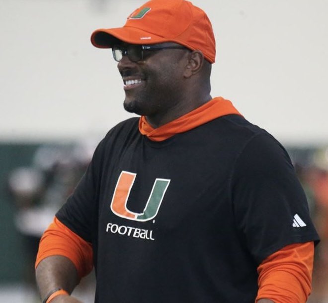 _DFranklin's tweet photo. The possibilities in this ‘25 LB group and the direction of this 🙌🏽 LB room….man it just feels like something special is brewing.
🧡💚🙌🏽 #LBs #DNIC https://t.co/DmKcFOXHae
