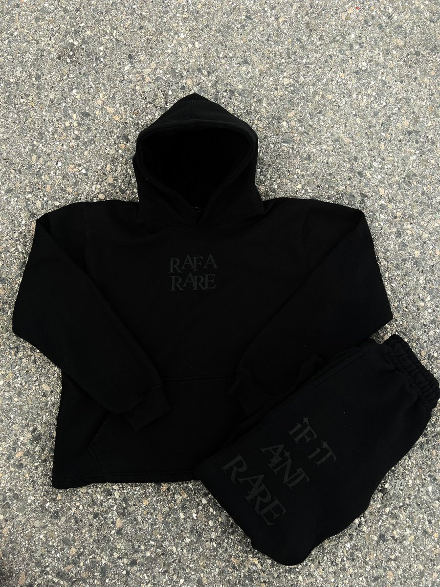 RafaRare24's tweet photo. Only Sweatsuit You Need In Your Wardrobe 🔥🖤 #fashion #rafarare https://t.co/vIxkrfut1R