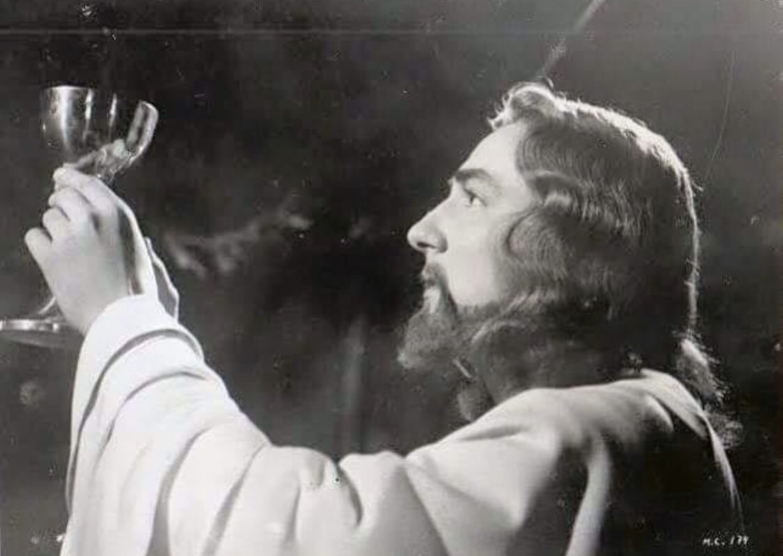 Cuauhtemoc_1521's tweet photo. A qué película pertenece esta escena de 1952? La misma que siempre pasaban en el canal 4 o 9 durante la Semana Santa. Reconoces al actor? Respuestas #correctas https://t.co/HjOJWbXkCy