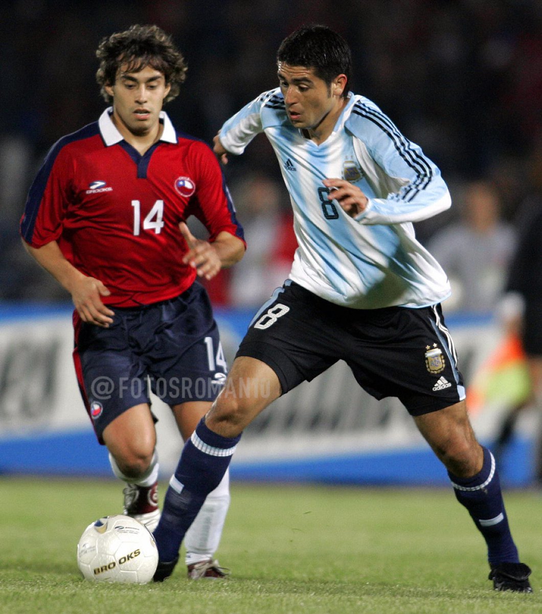 DespliegueFutCL's tweet photo. ✨🎩✨ Hoy es el día mundial de la magia y encontré la que más tiene.

Juan Román Riquelme y Jorge Valdivia, unos verdaderos magos con la pelota.

 Ni todas las sagas de Harry Potter juntas tienen tantas como esta. https://t.co/QSvSdqNyP5