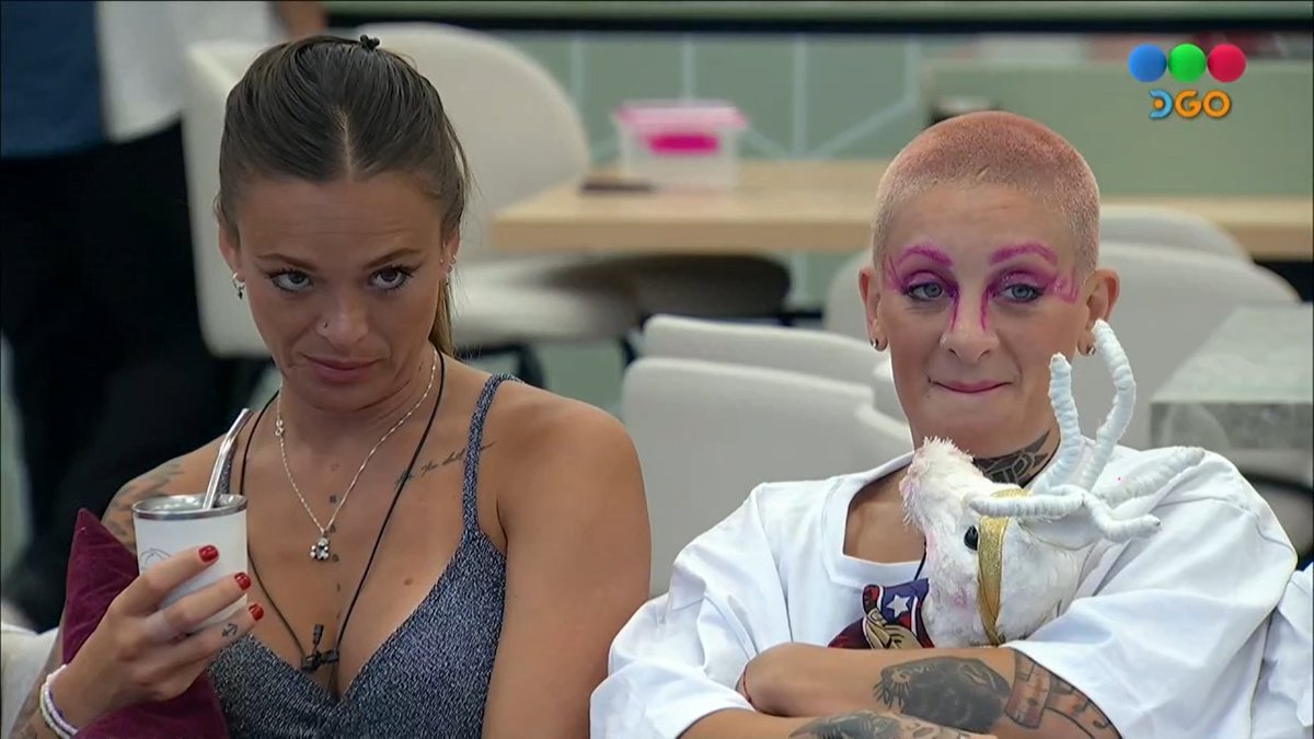 ShishiLovesAgos's tweet photo. JAJAJAJAJA CÓMO MIRABAN A MANZANA POR DIOS ME MUERO ADORO #GranHermano https://t.co/c4pXMbtirH