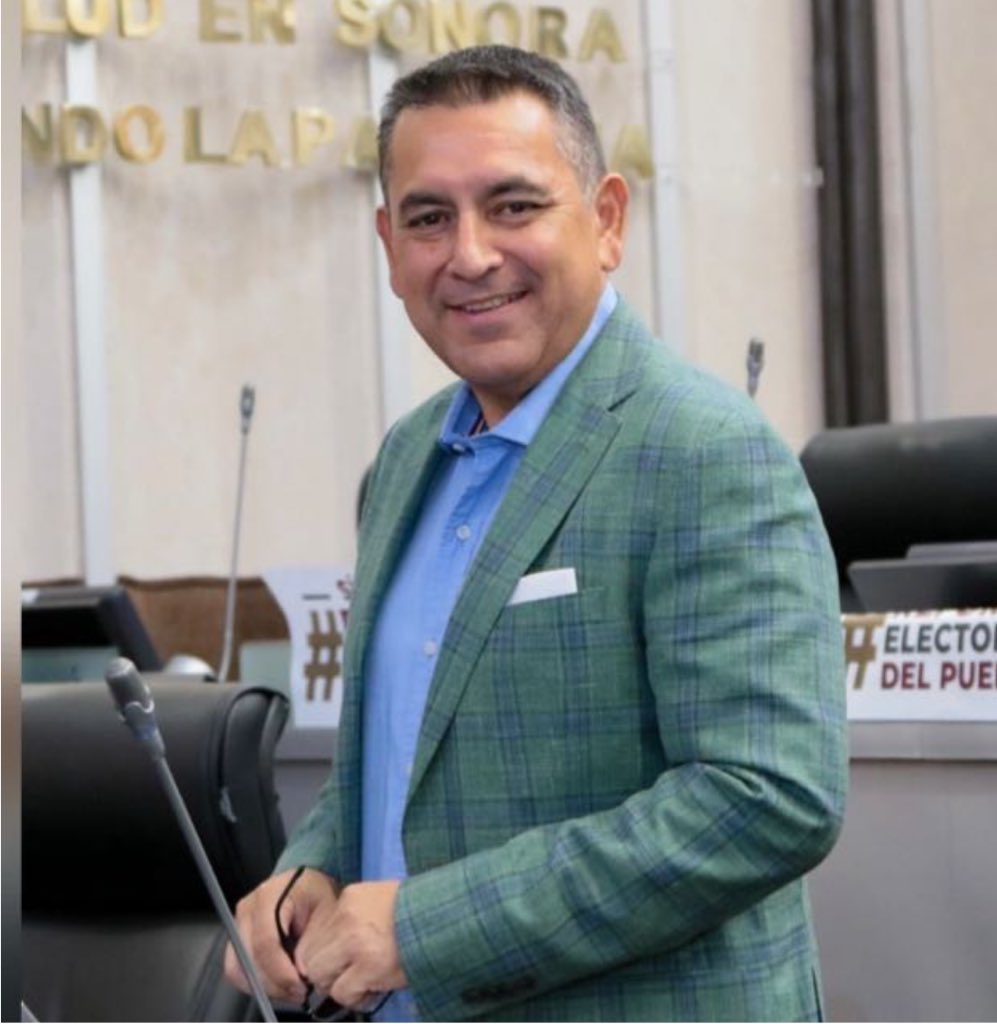 sanchezmares85's tweet photo. Extra, Extra. Remontada. @RicardoLugoM1 siempre no va por la presidencia municipal de SLRC. 
Es ya oficial, va por la alcaldía de SLRC  @CesarIvan2018.
El candidato de @SantosGonzalezY aparecerá en la boleta este 2024. https://t.co/VQ5utqqpCF