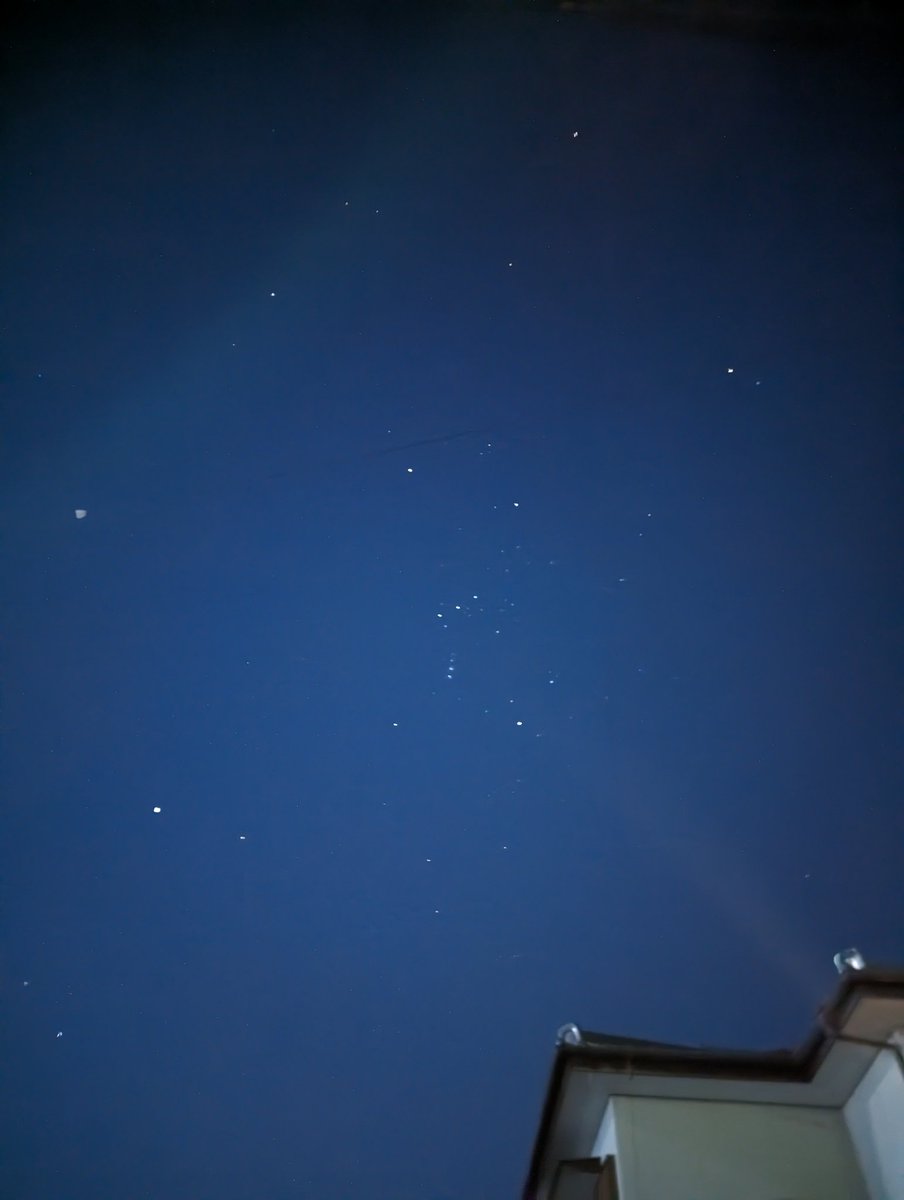 事務所近くで撮った星空
綺麗だったなぁ
こんなきれいな星空を造ってくれて、神様ありがとう！

夜の帰り道は、星空を見ちゃう
今日は曇り…見れるかな？
 #津市 
 #星空