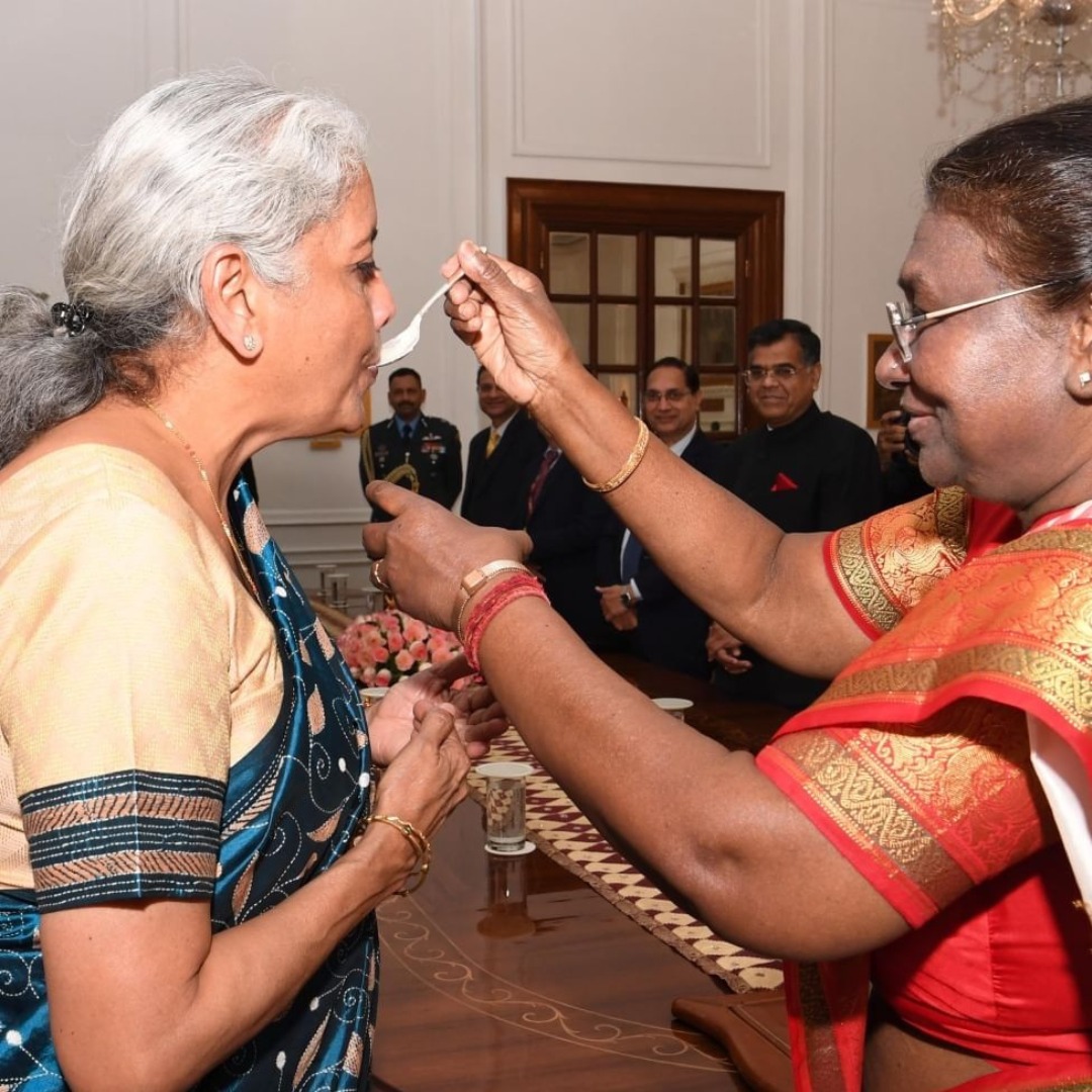 President Murmu warmly greeted Finance Minister Sitharaman at Rashtrapati Bhavan before her Union Budget presentation.

#middaynews #middaygujarati #draupadimurmu #nirmalaseetharaman #budget #nirmalaseetharaman #warm #regatds