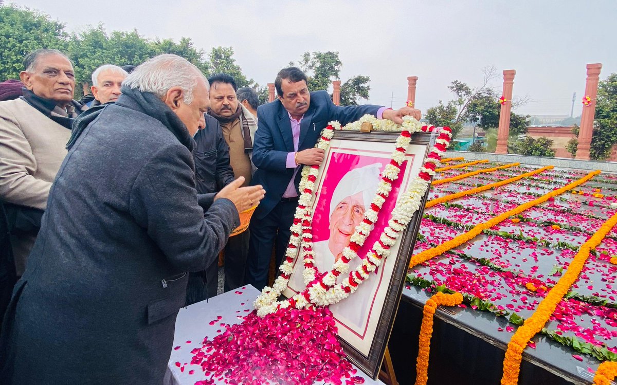 BhupinderShooda's tweet photo. “गांव, गरीब, किसान के बिना देश और देश का संविधान अधूरा है।”

आज रोहतक में महान् स्वतंत्रता सेनानी, संविधान सभा के सबसे युवा सदस्य, आजादी के लिये अंग्रेजों की 8 विभिन्न जेलों में कैद काटने वाले, रिकॉर्ड 7 संवैधानिक सदनों के सदस्य रहे मेरे पूज्य पिता चौ. रणबीर सिंह जी की पुण्यतिथि पर उन्हें श्रद्धासुमन अर्प��त किये।

पिताजी के विचार और उनकी दी गई शिक्षा हमेशा हम सभी का मार्ग प्रशस्त करते रहेंगे।