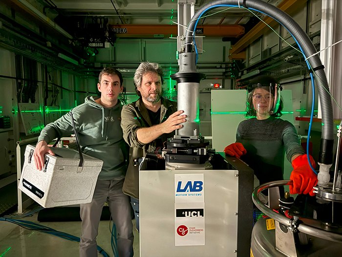 A team of scientists from the <a href="/MOSAiCArctic/">MOSAiC Expedition</a>  expedition have come to the ESRF to study the microstructure of Arctic sea ice🧊, to understand the changes it undergoes due to global warming.

 <a href="/NTNU/">NTNU</a> @NorskPolar @WSL_research <a href="/ETH_en/">ETH Zurich</a> <a href="/UniversiteLiege/">Université de Liège</a>

▶️esrf.fr/home/news/gene…