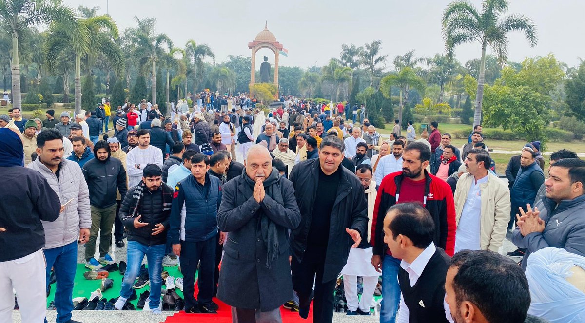 BhupinderShooda's tweet photo. “गांव, गरीब, किसान के बिना देश और देश का संविधान अधूरा है।”

आज रोहतक में महान् स्वतंत्रता सेनानी, संविधान सभा के सबसे युवा सदस्य, आजादी के लिये अंग्रेजों की 8 विभिन्न जेलों में कैद काटने वाले, रिकॉर्ड 7 संवैधानिक सदनों के सदस्य रहे मेरे पूज्य पिता चौ. रणबीर सिंह जी की पुण्यतिथि पर उन्हें श्रद्धासुमन अर्प��त किये।

पिताजी के विचार और उनकी दी गई शिक्षा हमेशा हम सभी का मार्ग प्रशस्त करते रहेंगे।