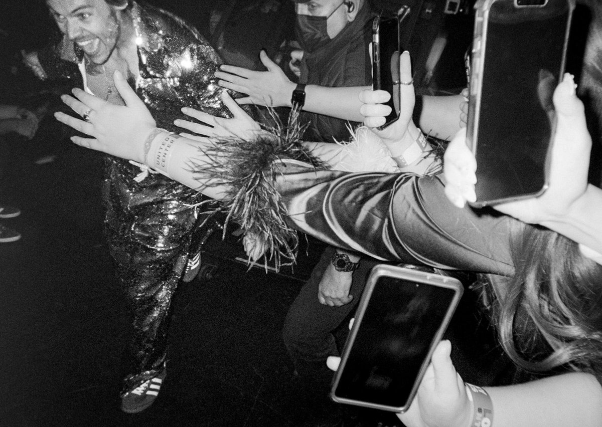 AlwaysLou_Sky's tweet photo. Happy Birthday to a living legend! I’m so glad I get to live through the era of Harry Styles as he not only creates record breaking music but also uses every moment to spread kindness in the world. Lots of love to you H, I hope you have a wonderful day. 🫶🏻 #HappyBirthdayHarry https://t.co/U75spNUCUC