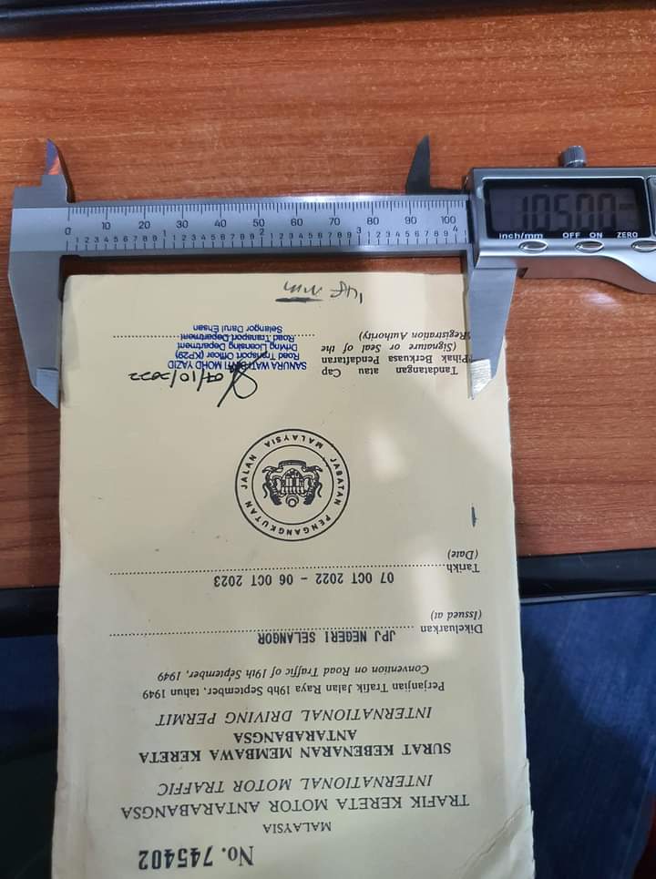 anacoz's tweet photo. @MashrafSH @anthonyloke @anthonyloke Jika tgk dlm Geneva Convention on Road Traffic , mmg letak laa saiz dia A6 ( 148 × 105 mm) dan sepatut warna grey. Betulla apa yg pihak Japan check tu… Ada orang tegur JPJ tapi mesej tak sampai pada menteri 🤦 https://t.co/TZrGwjP29S