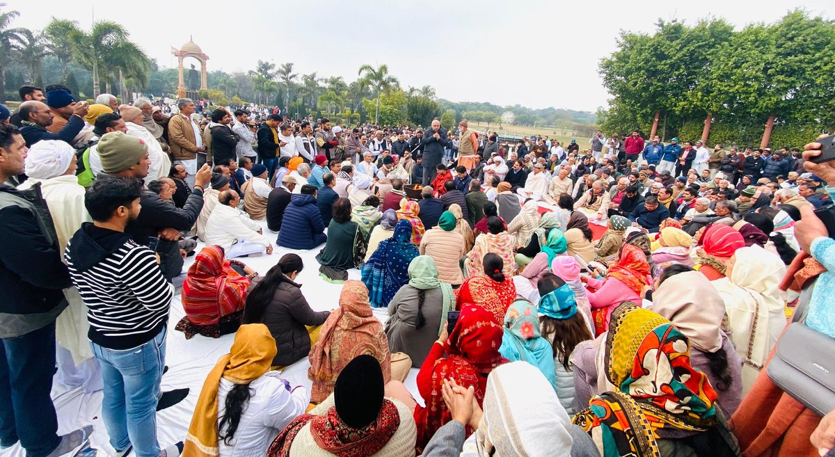 BhupinderShooda's tweet photo. “गांव, गरीब, किसान के बिना देश और देश का संविधान अधूरा है।”

आज रोहतक में महान् स्वतंत्रता सेनानी, संविधान सभा के सबसे युवा सदस्य, आजादी के लिये अंग्रेजों की 8 विभिन्न जेलों में कैद काटने वाले, रिकॉर्ड 7 संवैधानिक सदनों के सदस्य रहे मेरे पूज्य पिता चौ. रणबीर सिंह जी की पुण्यतिथि पर उन्हें श्रद्धासुमन अर्प��त किये।

पिताजी के विचार और उनकी दी गई शिक्षा हमेशा हम सभी का मार्ग प्रशस्त करते रहेंगे।