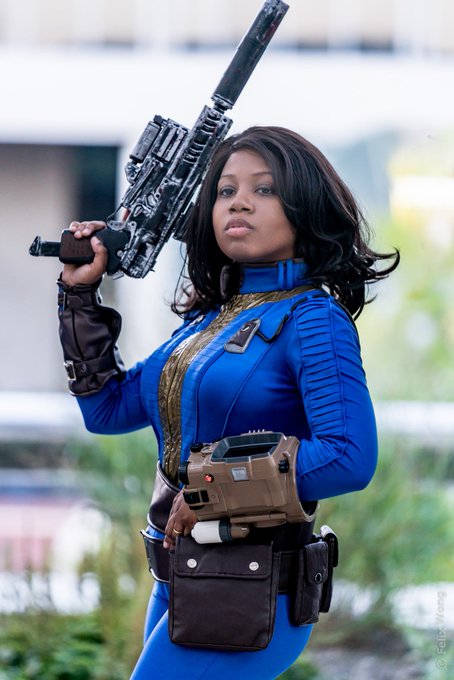 Bree The V. 📀 - 1 pic. casual reminder that I: 1) am a Fallout fan through and through 2) am a cosplayer 3) am incapable of having my face (and cake) card decline thank you https://t.co/yrGplrEfMG