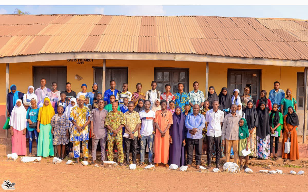 AmbAgboola's tweet photo. 2024.

55 FREE UTME Forms have now been purchased for 55 students to sit for their UTME exams this year and 2 students to sit for their SSCE exams. 

This gesture is in honour of my parents; the late Sulifat Agboola (may her soul rest in peace) and my lovely father Alhaji (Chief) Biliaminu Agboola (may he live long upon the goodness and in sound health). May all the rewards from this act go to my parents.

50 UTME forms for students from Afijio, Atiba, Oyo East and Oyo West.
5 UTME forms for students on the platform of my Oga Gafari Lukumon’s Math in Yorùbá with Lukgaf.

2025; we go bigger.

📸: Akin Àbubakri