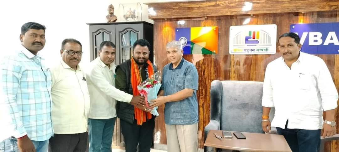 GautamW42104954's tweet image. संभाजी ब्रिगेडच्या पदाधिकाऱ्यांनी घेतली बाळासाहेब आंबेडकरांची भेट!

यशवंत भवन, अकोला येथे वंचित बहुजन आघाडीचे नेते Balasaheb Ambedkar  यांची संभाजी ब्रिगेड जिल्हा उपाध्यक्ष देवानंद साबळे, महानगर अध्यक्ष योगेश ढोरे, जिल्हा उपाध्यक्ष मंगेश माकोडे यांनी सदिच्छा भेट घेतली.

#VBAforIn