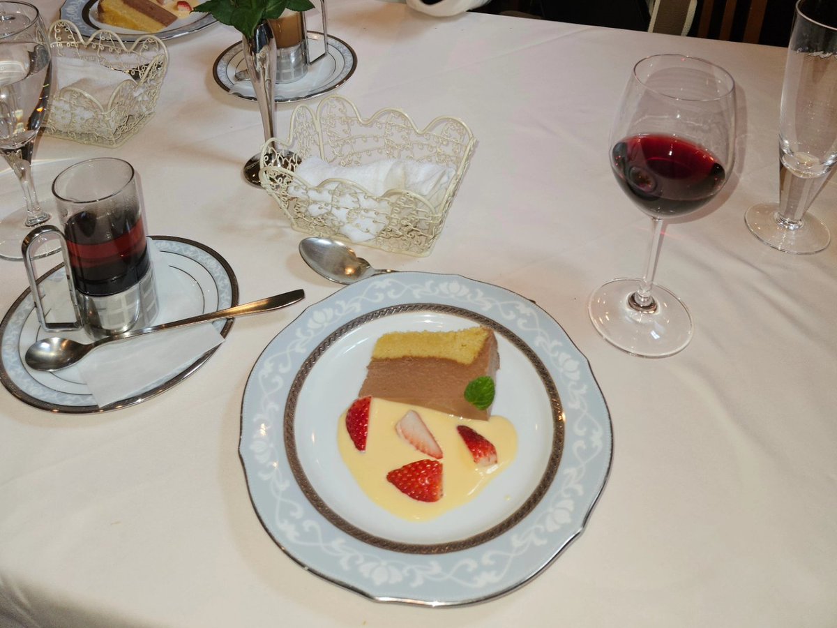 blackcow80's tweet photo. 【 地元でランチ @ スタルカ 】
2024.02.01 thu　12:30～13:40
今日の昼は地元のロシア料理店へ。オーダーはいつものメニュー、『Aセット:人気No.1のキャベツロール』、および、『生ビール/ノンアルビール/グラスワイン赤』。
最高に美味しい料理に２人とも大満足。ご馳走様でした。
#STARKA #スタルカ https://t.co/VcM5Zz2ijn