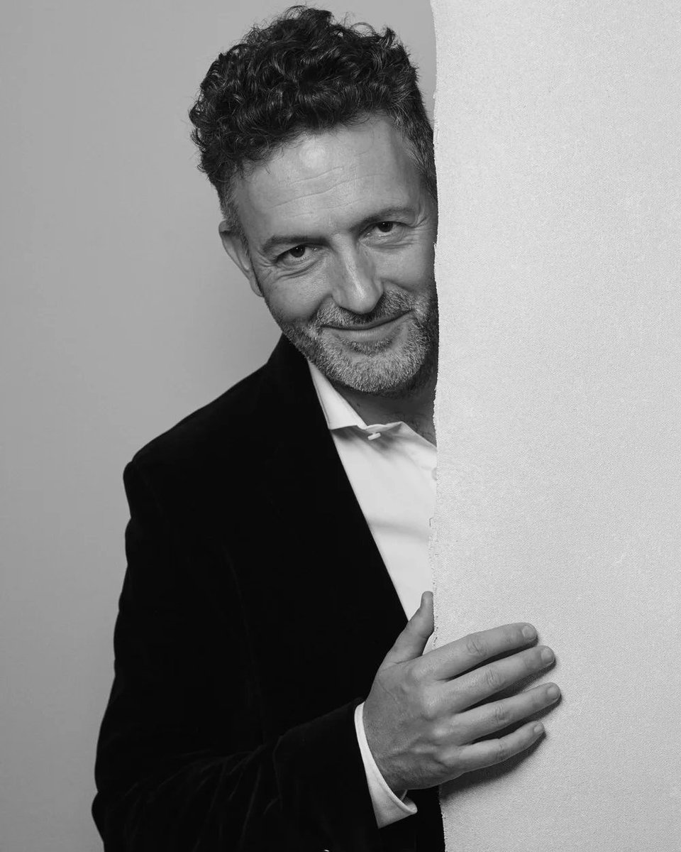 Mikel Santiago tweet media