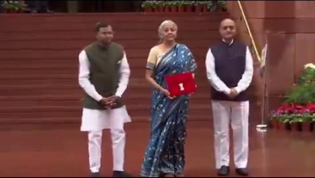 Finance Minister Smt. @nsitharaman  carrying the Budget tablet arrives at Parliament, to present the country's interim Budget. Via @GagandeepNews

#Budget2024 #BudgetSession #budgetbonanza #BudgetWithTOI #BudgetSession2024 #India