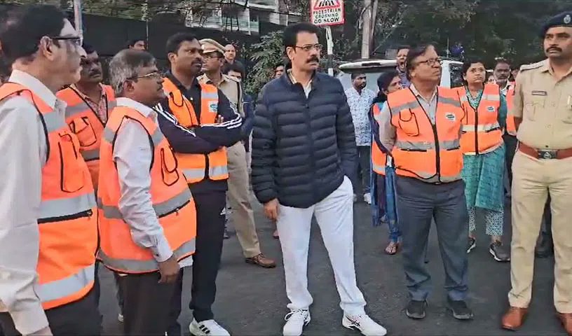 Hyderabad: Officials inspect traffic issues in Jubilee Hills samacharam.in/hyderabad-offi… #samacharam #Telangana #HyderabadTraffic #JubileeHills #TrafficInspection #CityOfficials #UrbanManagement #InfrastructureConcerns