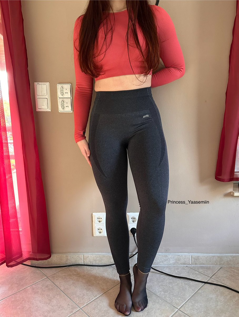 Good morning Twitter 😘
.
.
.
#princess_yaasemiin #pantyhoselegs #nylonfeet #tightsaddict #whitenails #anklets #toeslovers #stronglegs #tightleggings #leggingsaddict #legsfordays #leggingslove