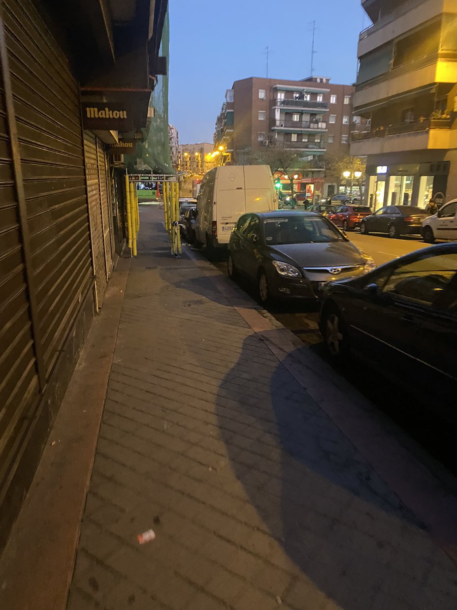 maquinetasCarab's tweet photo. Mismo lugar, 6 horas de diferencia. Es lo que tiene no hacer su trabajo. Después de “regañarles” por arrancar la terraza, lo terminan en cuanto se va el coche con las luces. ¿La de hacer vuestro trabajo os la sabéis? @policiademadrid @MADRID https://t.co/YnfdhcqZtX
