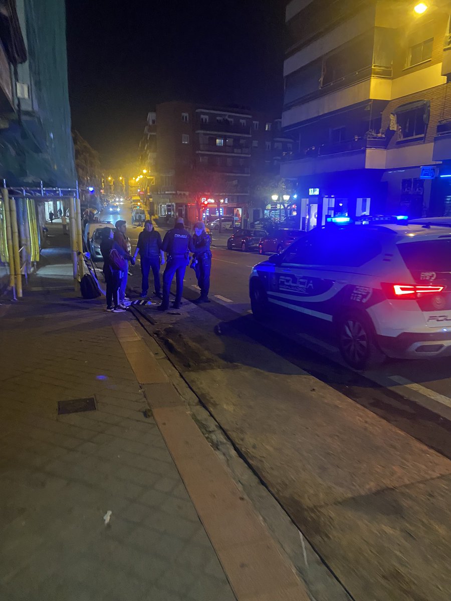 maquinetasCarab's tweet photo. Mismo lugar, 6 horas de diferencia. Es lo que tiene no hacer su trabajo. Después de “regañarles” por arrancar la terraza, lo terminan en cuanto se va el coche con las luces. ¿La de hacer vuestro trabajo os la sabéis? @policiademadrid @MADRID https://t.co/YnfdhcqZtX
